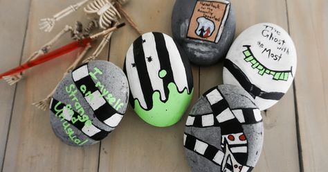 Complete Rock Painting Guide and Ideas for Beginners Halloween Dream Catcher, Beetlejuice Quotes, Lady Bug Painted Rocks, Farm Animals For Kids, Rock Painting Supplies, Grinch Crafts, Ladybug Rocks, Painting Guide, Ghost Crafts