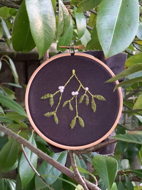 Christmas Embroidery Mistletoe, Embroidery Mistletoe, Mistletoe Embroidery, Xmas Stitch, Embroidery Leaves, Embroidery Leaf, Small Embroidery, Craft Stalls, Rug Inspiration