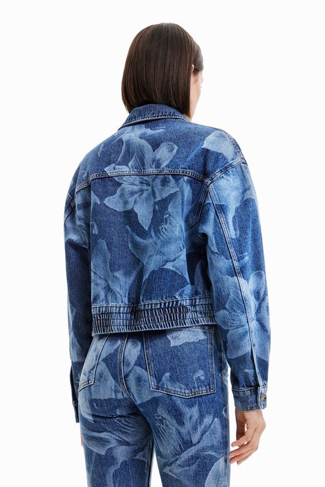 Denim Diy Clothes, Floral Print Jacket, Moda Denim, Printed Denim Jacket, Denim Trucker Jacket, Denim Diy, Floral Denim, Original Clothes, Faded Denim