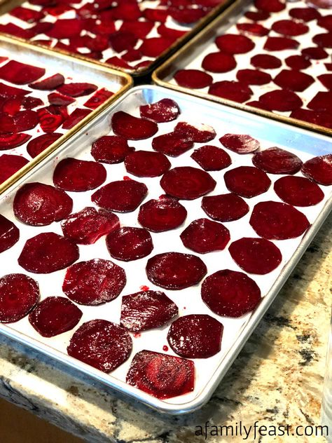 Oven Baked Beet Chips Beet Chips Baked Ovens, Beet Chips Baked, Baked Beets Oven, Ww Baking, Beet Chips, Veggie Chips, Small Food, Beet Recipes, Beet Greens