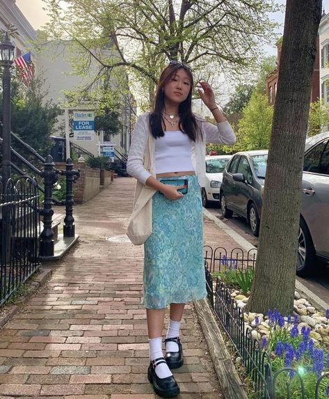 Midi Skirt 90s Outfit, Midi Outfits Skirt, Floral Midi Skirt Outfit Aesthetic, Y2k Outfits With Long Skirts, Aesthetic Midi Skirt Outfit, Colorful Long Skirt Outfit, Cami Skirt Outfit, Y2k Skirt Outfit Aesthetic, Summer Skirt Outfits Aesthetic