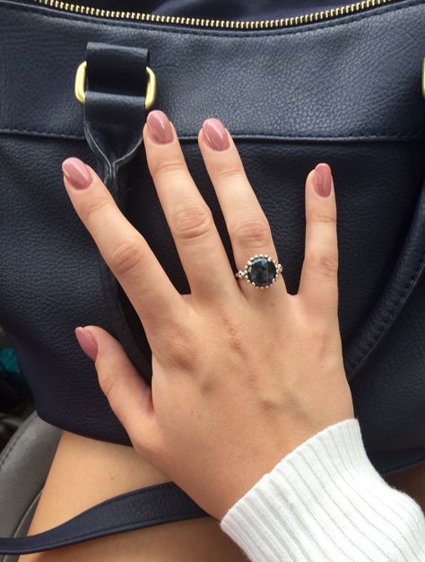 Oval nails, pandora ring, navy blue bag. Love this look, it's so classy. November Neutral Nails, Mauve Rose Nails, Dark Nail Designs, Nails Neutral, Mauve Nails, Pandora Ring, Short Gel Nails, Super Nails, Round Nails