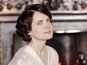 Elizabeth McGovern Downton Abbey Hairstyles, Cora Crawley, 40s Hair, Downton Abbey Quotes, Hairstyles Retro, 1940s Hair, Downton Abbey Series, Elizabeth Mcgovern, Downton Abbey Style