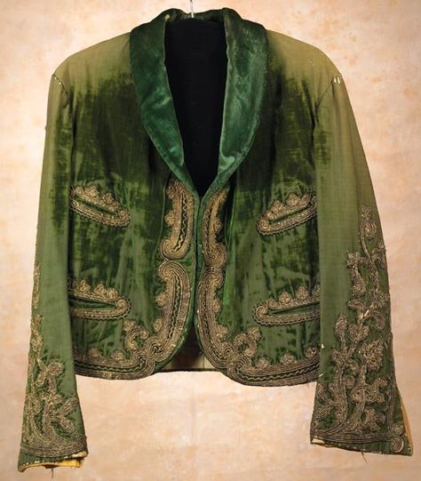 1880's Green Velvet Charro Jacket Green Bohemian Embroidered Outerwear, Bohemian Long Sleeve Kimono With Intricate Embroidery, Vintage Green Embroidered Outerwear, Gothic Long Sleeve Velvet Outerwear, Black Gothic Velvet Outerwear, Green Velvet Jacket, Velvet Dress Designs, Casual Chique, Velvet Jacket