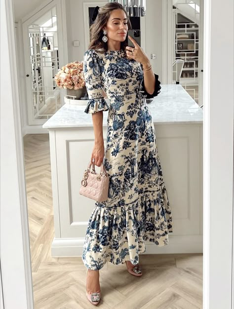 Semi Casual Dresses, Beautiful Gown Designs, Birthday 11, Rustic Dresses, Floral Dress Outfits, Elegant Outfit Classy, Simple Fall Outfits, Dress Up Outfits, Stylish Dress Book