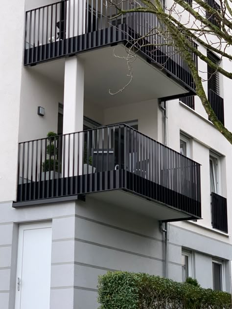 Black Balcony Railing, Black Balustrade Exterior, Balcony Balustrade Ideas, Exterior Railing Ideas, Balcony Design Railings, Railing Design Balcony, Balcony Railing Design Modern, Railings Balcony, Metal Balcony