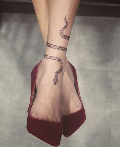 Snake Ankle Tattoo, Ankle Tattoo Men, Heel Tattoos, Tattoo Snake, Ankle Tattoos For Women, Ankle Tattoos, Snake Tattoo Design, Initial Tattoo, Tattoo Girls