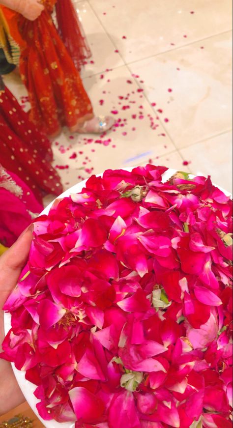 Wedding Vibes Snapchat Story, Wedding Snaps Indian, Wedding Snapchat Story, Wedding Preparations Snap, Flowers Streaks Snapchat, Shaadi Aesthetic Snaps, Mehendi Snapchat Streaks, Gajra In Hands Snapchat, Rosé Snapchat