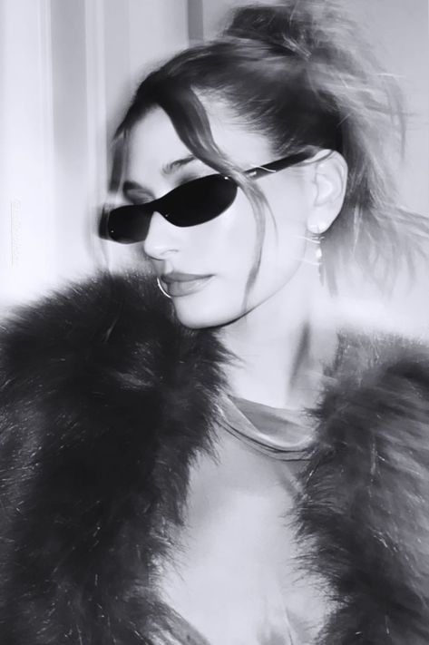 All hail the Saint Laurent Queen. Shop the latest Saint Laurent eyewear collection on eye-oo. https://www.eye-oo.com/collections/saint-laurent Hayley Bieber, Classic Glasses, Hailey Bieber Style, Street Shooting, Fashion Mirror, Round Sunglasses Women, Woman Personality, Shades Sunglasses, Trending Sunglasses