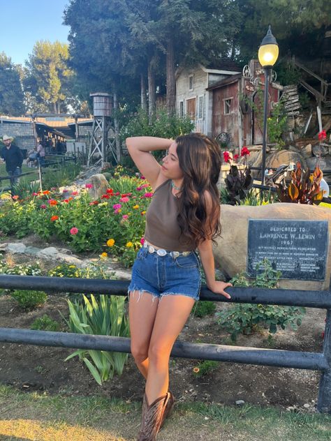 Country Denim Shorts Outfit, Levi Denim Shorts Outfit, Shorts With Western Boots Outfits, Rodeo Shorts Outfit, Cowboy Boot Shorts Outfit, Western Boots And Shorts Outfit, Western Concho Belt Outfit, Vaquera Shorts Outfit, Cowboy Boots And Jean Shorts