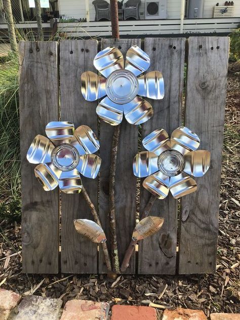 Aluminum Can Flowers, Pop Can Crafts, Tin Can Flowers, Water Bottle Crafts, Soda Can Crafts, Recycled Tin Cans, Tin Can Art, Aluminum Can Crafts, Tin Flowers