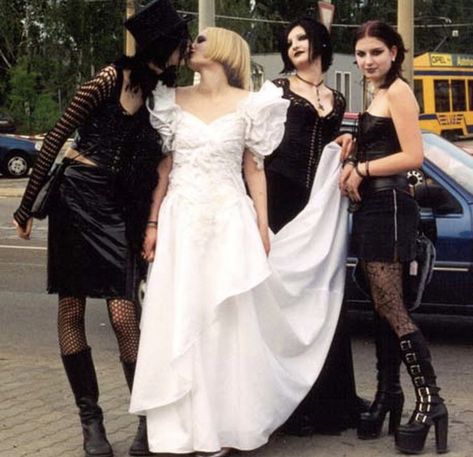 Punk Wedding Dresses, Grunge Wedding, Tacky Wedding, Goth Prom, Punk Wedding, Grunge Couple, The Heir, Goth Wedding, Lesbian Wedding