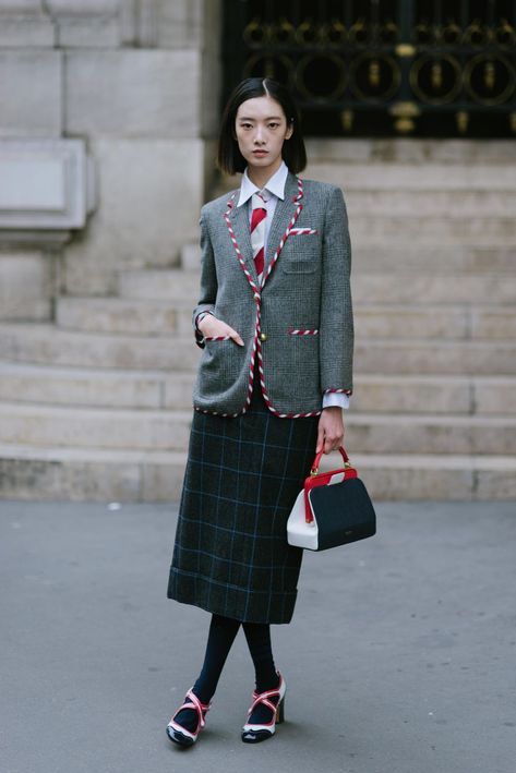 Fashion Week Ss23, Pfw Street Style, Statement Coat, Moda Paris, Estilo Preppy, The Best Street Style, Best Street Style, Cool Street Fashion, Black Blazer