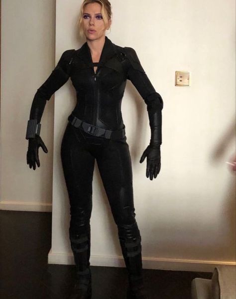 “natasha romanoff” , black widow suit fitting (2021), scarlett johansson 🫶🏻 Black Widow Outfit, Black Widow Costume, Black Widow Aesthetic, Наташа Romanoff, Black Widow Natasha, Black Widow Marvel, Marvel Actors, كريستيانو رونالدو, Marvel Women