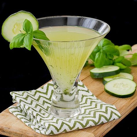 Cucumber Basil Martini - Light and refreshing! Basil Martini, Cucumber Martini, Peach Martini, Cucumber Basil, Pickle Vodka, Pomegranate Martini, Lemon Drop Martini, Classic Martini, Cucumber Juice