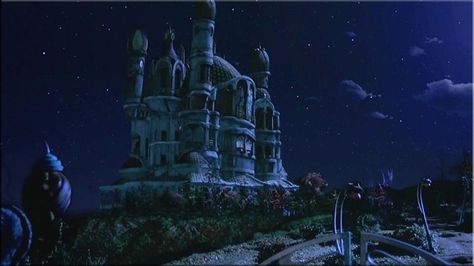 Whipstaff manor from "Casper. " Based on the architecture of Antoni Gaudi. Casper Film, Whipstaff Manor, Casper Movie, Casper 1995, Not Another Teen Movie, Best Halloween Movies, Giant Animals, Movie Locations, Spooky Movies