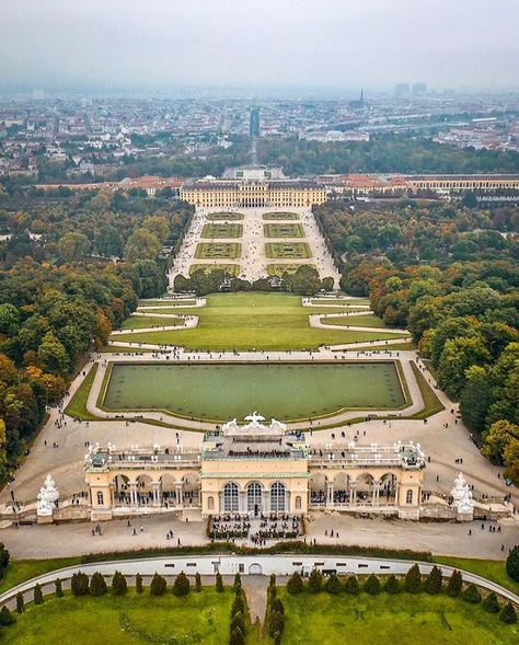 Schonbrunn Palace, Bodiam Castle, Outer Limits, Schönbrunn Palace, European Cities, Beautiful Houses, House Outside Design, Green City, Vienna Austria