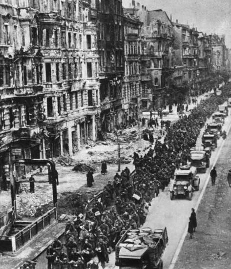 1945, Allemagne, Berlin, Des civils dans les ruines de la ville après la fin de la guerre regardent passer une colonne de POWs Battle Of Berlin, Berlin 1945, Ww2 History, Wwii Photos, More Than, Final Destination, Family Destinations, Rare Pictures, German Army