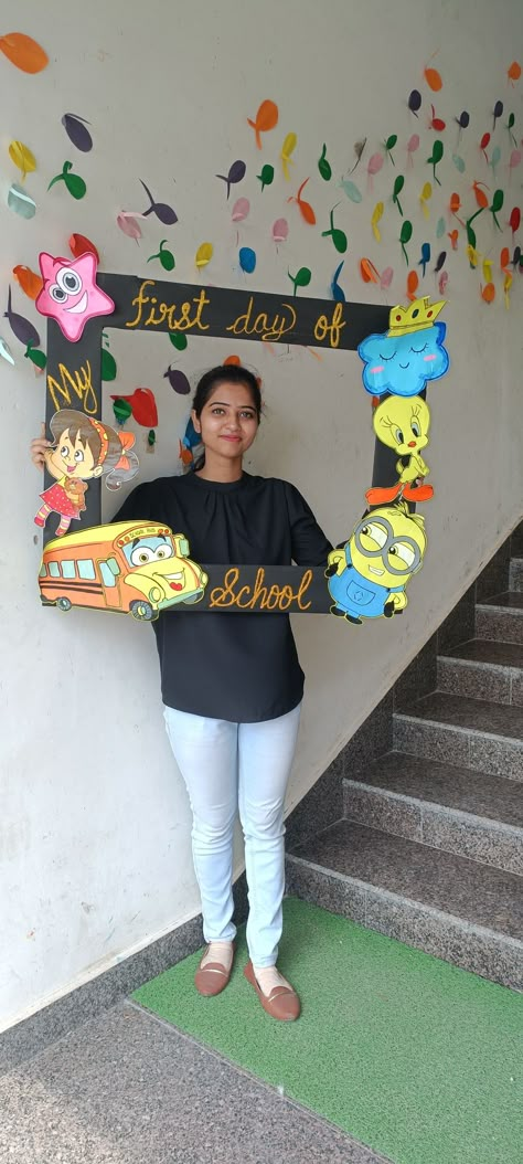 Welcome Back To School Selfie Frame, 1st Day Of School Photo Frame, Welcome Charts For School, Selfi Point Decoration For School, Selfy Point Decoration, School Open Day Decoration Ideas, Kindergarten Welcome Board, First Day Of School Photo Frame, My First Day At School Frame