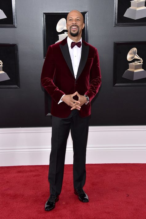 Despite his name, Common is never one to dress down and blend in. Blazer Red Carpet, Red Velvet Suit, Red Velvet Jacket, Velvet Tuxedo, Best Dressed Man, Velvet Suit, Dapper Gentleman, Gala Dinner, Maggie Sottero