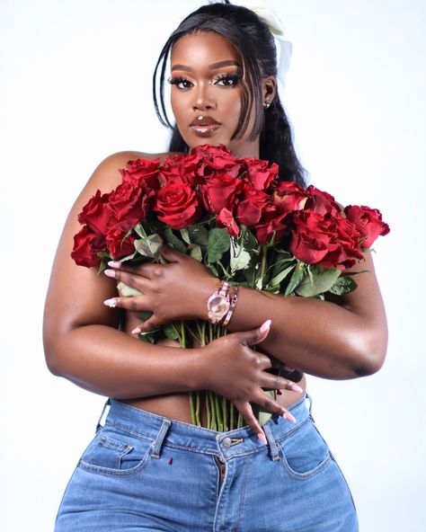 HAPPY WOMEN’S DAY 💎. Rose Photoshoot, Top Photoshoot, 16 Photoshoot, Photoshoot Women, Beautiful Photoshoot Ideas, Flower Photoshoot, 22nd Birthday, Flower Top, Beautiful Photoshoot