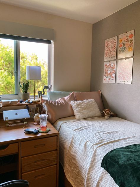 Uconn Dorm, Modern Cozy Home, Dorm Vibes, Pretty Dorm Room, Room List, College Home, Minimalist Dorm, Dorm Room Layouts, Blue Dorm