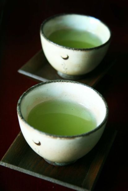 10 Anti Bloating Drinks That Will Change Your Life Around Coral Pantone, Scarlet Heart, Japanese Tea Ceremony, Tea Benefits, Moon Lovers, Tea Art, Matcha Tea, Matcha Green Tea, Japanese Tea