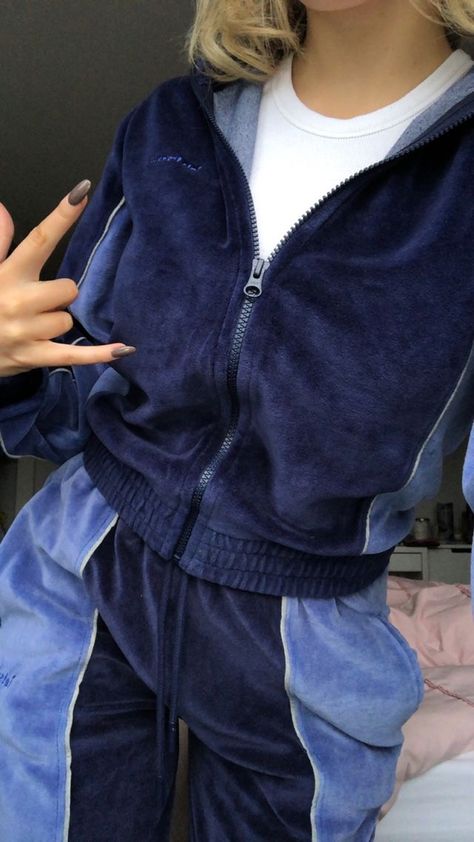 Y2k Outfits Track Suit, Velour Tracksuit Aesthetic, Track Suit Outfit Aesthetic, Blue Velvet Tracksuit, Velour Sweatpants Outfit, 90s Velour Tracksuit, Velvet Track Suit 2000s, Blue Tracksuit Outfit, Tracksuit Outfit Aesthetic