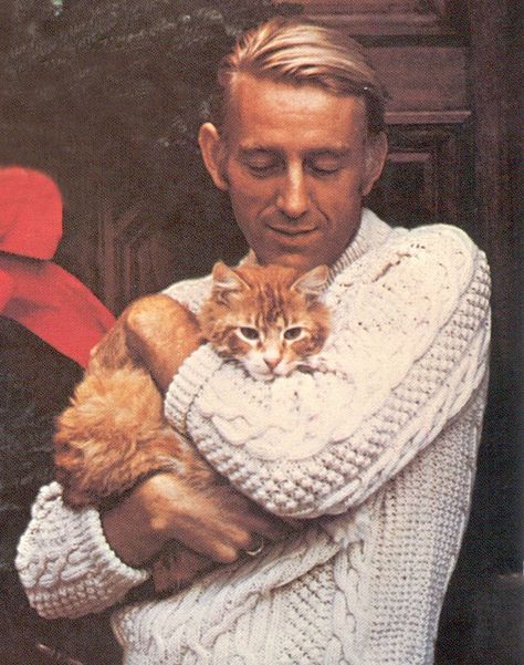 1978 Rod McKuen with red cat around Christmas time. Rodney Marvin "Rod" McKuen (29 de abril de 1933 - 29 de janeiro de 2015) foi um poeta, cantor, compositor e ator americano. Ele foi um dos poetas mais vendidos nos Estados Unidos durante o final dos anos 1960... Celebrity Cats, Rod Mckuen, Celebrities With Cats, Famous Cats, Men With Cats, Red Cat, Cat People, Cat Person, Almost Famous