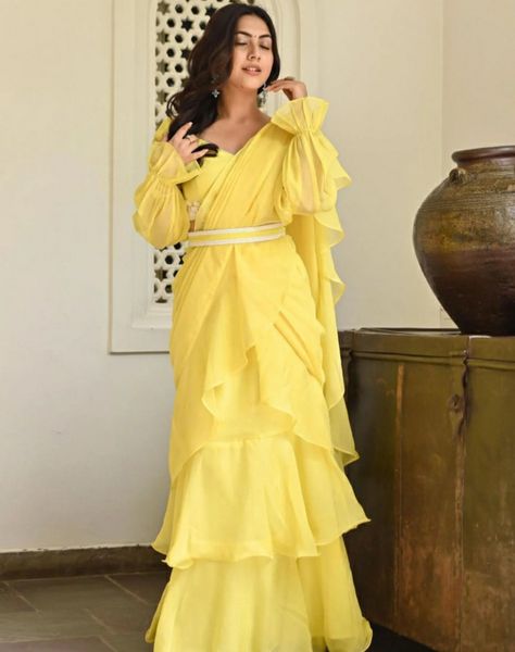 Outfit For Haldi Function, Haldi Dress Ideas For Sisters, Dress For Haldi Function, Haldi Dress Ideas, Eid Photoshoot, Dress Designs For Stitching, Haldi Dress, Beautiful Lehenga, Pretty Dresses Casual