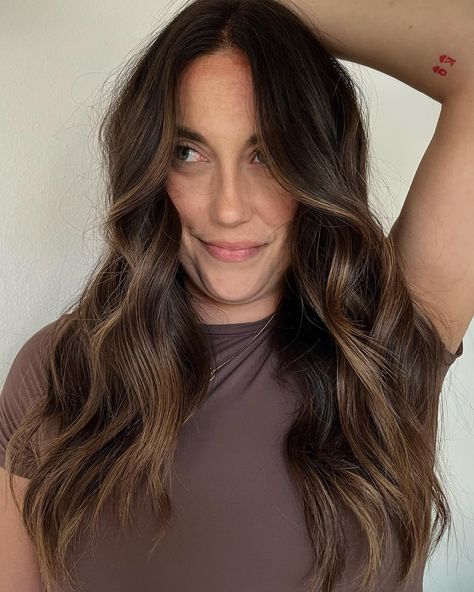 The coastal brunette of your dreams 🥥🌊🐚 Soft, sunkissed strands that not only grow out effortlessly, but complement your natural base and enhance movement within the shape of the cut ✨ Steal @alyssafree look— (Ideal for medium/dark brunette levels 1-5) + deep melty base + skinny faceframe + level 7 teased babylights & tip outs + warm neutral gloss Should I drop her formula?? #thebeachybrunette #brunettebalayage #dimensionalbrunette #balayagetampa #clearwaterhair #stpetestylist #expe... Cool Toned Brunette Highlights, Teased Babylights, Sunkissed Hair Brunette Dark, Level 5 Hair, Brunette Dimensional Hair, Level 7 Hair Color, Babylights Brunette, Dimensional Balayage, Sunkissed Hair Brunette