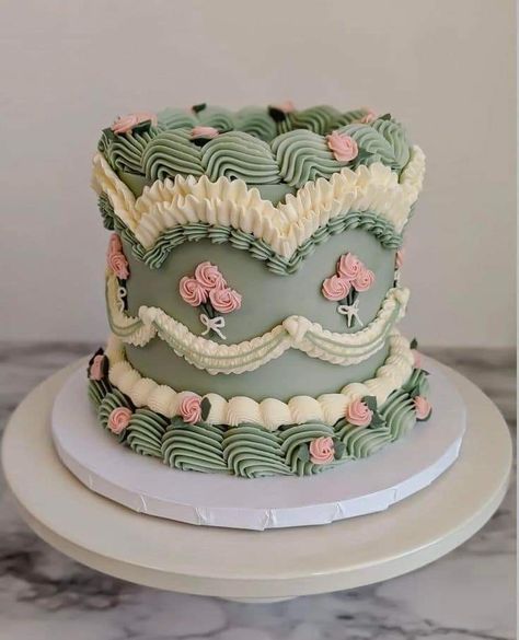 Bolo Vintage, Vintage Birthday Cakes, Homemade Birthday Cakes, Green Cake, Tall Cakes, Pretty Dessert, Buttercream Flowers, Pretty Birthday Cakes, Just Cakes