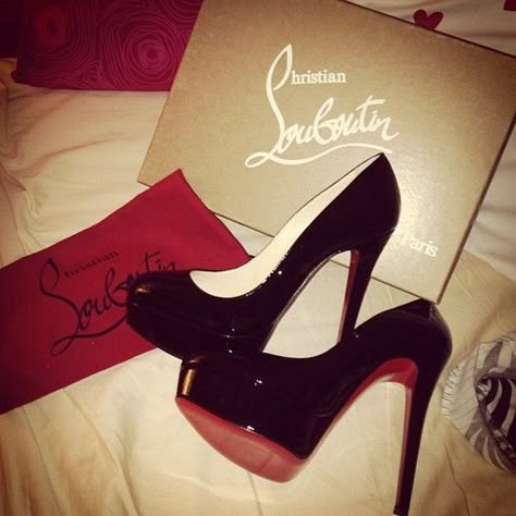 Really High Heels, Red Bottom Heels Outfit Classy, Black Heels With Red Bottoms, Loubuitton Shoes, Red Bottom Heels Outfit, Louboutin Heels Aesthetic, Louboutin Heels Outfit, Black Heels Classy, Louboutin Platform Heels