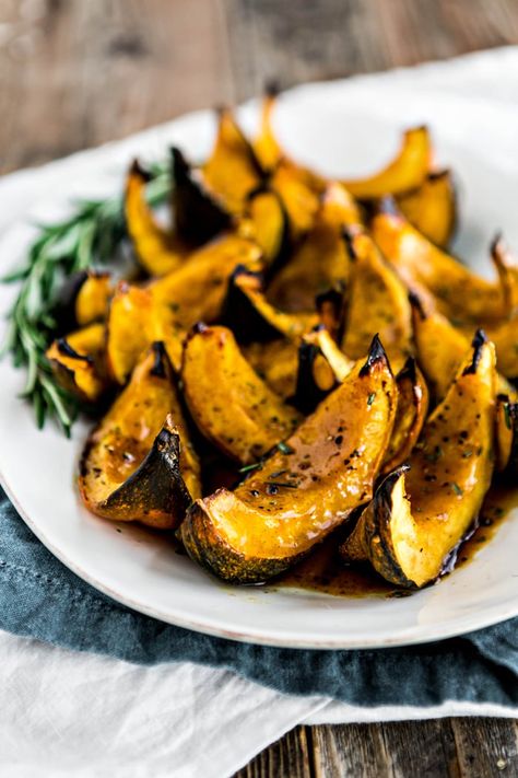 This Apple Cider Roasted Squash is a great, easy acorn squash side dish to prepare all winter long, but it's especially great for Thanksgiving! Squash Thanksgiving Recipes, Acorn Squash Thanksgiving, Thanksgiving Acorn Squash, Easy Acorn Squash, Vegetarian Thanksgiving Sides, Squash Thanksgiving, Squash Side Dish, Vegan Thanksgiving Sides, Thanksgiving Recipes Drinks