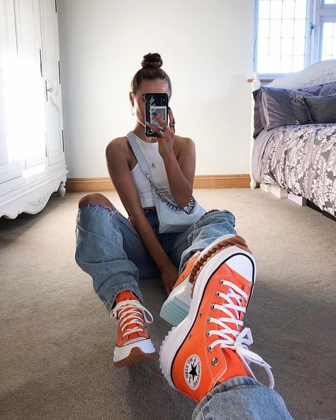 C A I T L I N H E A T H on Instagram: “Converse.” Orange Converse Outfit, Sneakers Fashion Summer, Converse Outfit Fall, Fall Converse, Women Sneakers Fashion, Converse Orange, Baddie Outfits For School, Flat Shoes Outfit, Shoes For Women Sneakers