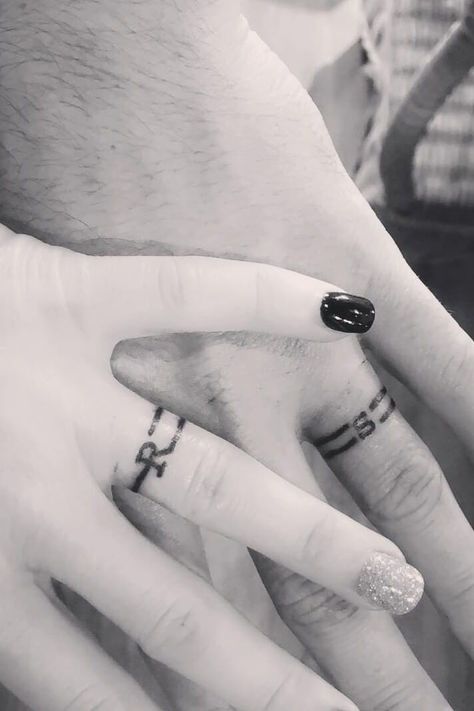 Finger Tattoos For Couples, Ring Tattoo Designs, Wedding Band Tattoo, Best Couple Tattoos, Ring Tattoo, Cute Couple Tattoos, Wedding Ring Finger, Couple Tattoos Unique, Wedding Ring Tattoo