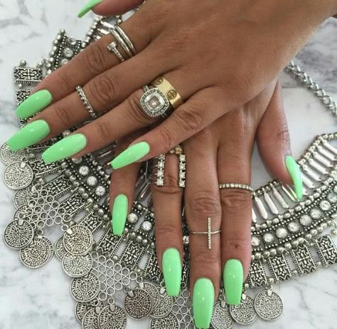 Green Manicures to Try This Summer - Alyce Paris Nails And Rings, Mint Green Nails, Nails Yellow, Green Nail Designs, Bright Nails, Ballerina Nails, Summer Acrylic Nails, Summer Nails Colors, Butter London