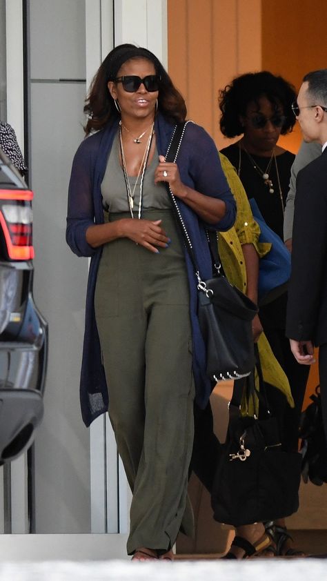 The former First Lady Michelle Obama embraced a tailored approach to off-duty style while on holiday in Miami. Barak And Michelle Obama, Michelle Obama Fashion, American First Ladies, Michelle And Barack Obama, African American Family, First Ladies, Obama Family, Barack And Michelle, Michelle Obama