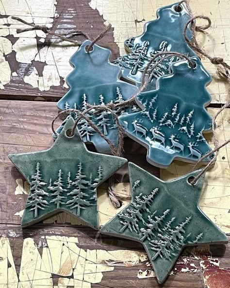 Hand Made Ceramic Christmas Ornaments, Pottery Tree Ornaments, Pottery Xmas Ornaments, Christmas Clay Craft Ideas, Christmas Ornaments Ceramic Clay, Pottery Christmas Tree Decorations, Ceramic Holiday Ornaments, Pottery Christmas Ornaments Ideas, Pottery Xmas Decorations