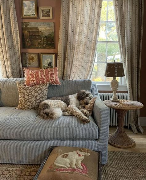 Cottagecore Couch Aesthetic, British Country House Interior, English Countryside Living Room, Cozy English Cottage Living Room, English Bedroom Classic, Cottagecore House Decor, Coffee Table Modern Farmhouse, English Countryside Bedroom, English Cottagecore