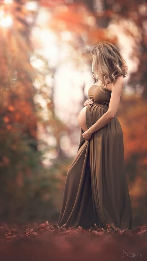 Autumn | Maternity Photo Ideas and Inspiration Fall Maternity Shoot, Fall Maternity Pictures, Photography Pregnant, Fall Maternity Photos, Maternity Photography Poses Outdoors, Outdoor Maternity Photos, Maternity Photography Poses Couple, Maternity Photography Poses Pregnancy Pics, Maternity Photography Outdoors