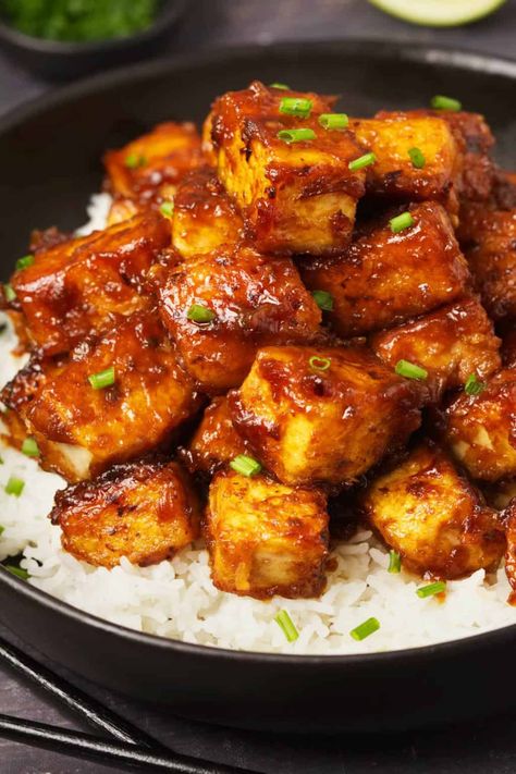 Tofu General Tao, General Tso Tofu, Salad Caesar, Vegan Japanese, Vegan Chinese, Tofu Recipes Vegan, Food Alternatives, Dinner Rotation, General Tso