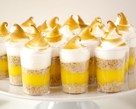 Lemon Meringue Pie Shooters - Honest Cooking Shot Glass Desserts Recipes, Pie Shooters, Shot Glass Desserts, Shooter Recipes, Dessert Mini, Meringue Desserts, Dessert Shooters, Dessert Shots, Dessert Bites