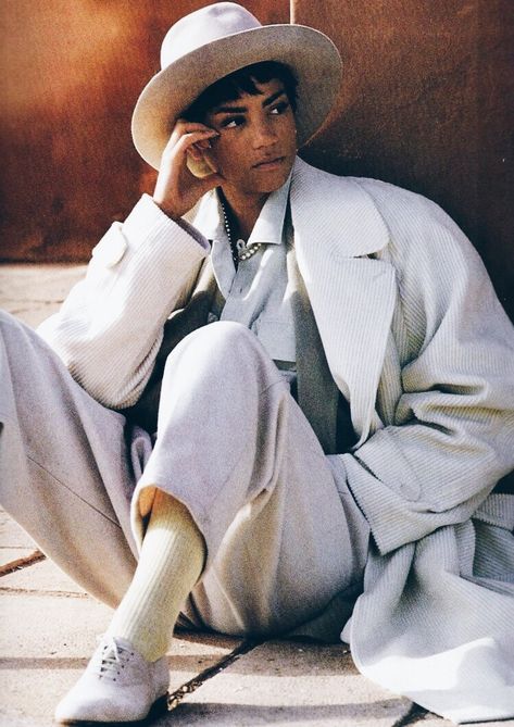 Running Away Bongo - Veronica Webb Black Supermodels, Summer Trench Coat, Gilles Bensimon, Veronica Webb, Models Backstage, Elle Us, Original Supermodels, 90s Supermodels, Fashion Catalogue