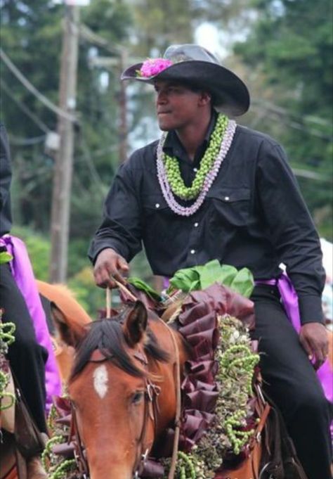 Hawaiian "paniolo" (cowboy) Hawaiian Dancing, Hawaiian Cowboy, Hawaiian Leis, Hawaiian History, Native American Actors, Cowboy Outfit, Local Girl, King Kamehameha, Beautiful Hawaii