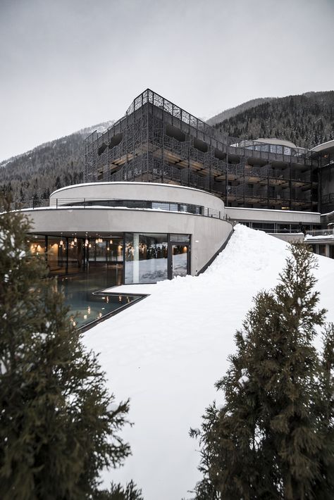 Ski Resort Architecture, Norwegian Architecture, Winter Resort, Hotel Exterior, Resort Architecture, Genius Loci, Indoor Outdoor Pool, Building Exterior, Building Plans