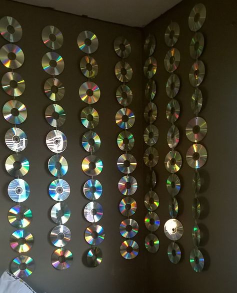 Decorating With Cds Wall Art, Cd Curtain Diy, Wall Art With Cds, Cd Party Decorations, Old Cds Crafts Diy, Cd Centerpiece Ideas, Dvd Decor, Cd Hanging Decorations, Cd Decoration Ideas Wall Decor