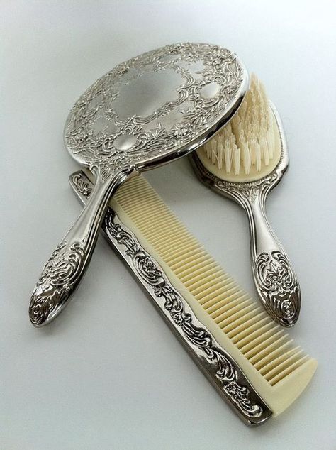 Royal Accessories Aesthetic, Dr Belongings, Vasos Vintage, Fantasy Inspo, Boar Bristle Brush, Бисер Twin, Vintage Hair Combs, Vintage Brush, Fame Dr