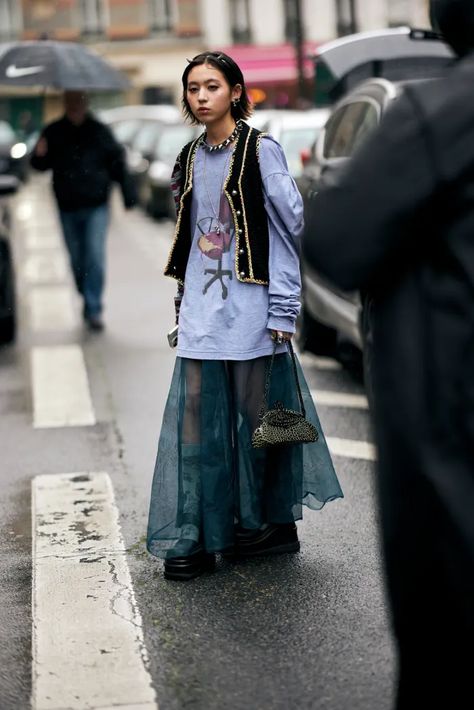 Layering Street Style, Fashion Waste, Trendy Fall Fashion, Paris Fashion Week Street Style, Quirky Fashion, Layered Fashion, Trendy Fall Outfits, Street Style Paris, Layering Outfits