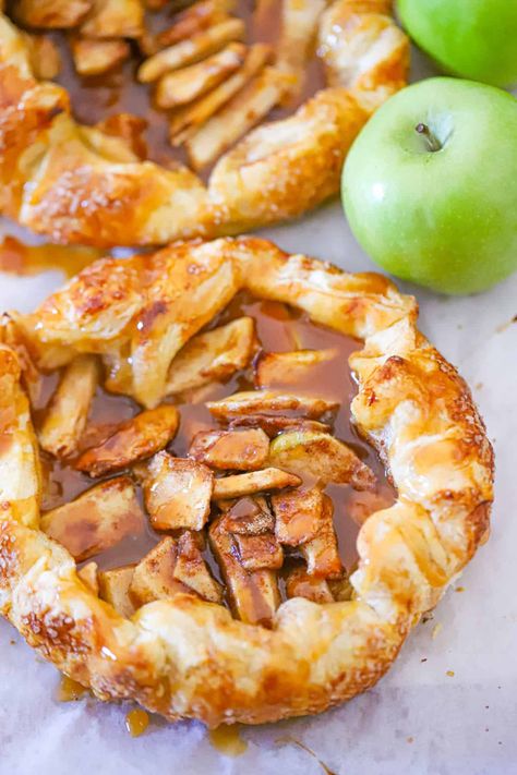 Easy Caramel Apple Galette Puff Pastry Galette, Caramel Apple Galette, Apple Galette Recipe, Caramel Apples Easy, Apple Puff Pastry, Apple Galette, Easy Caramel, Galette Recipe, Caramel Bits